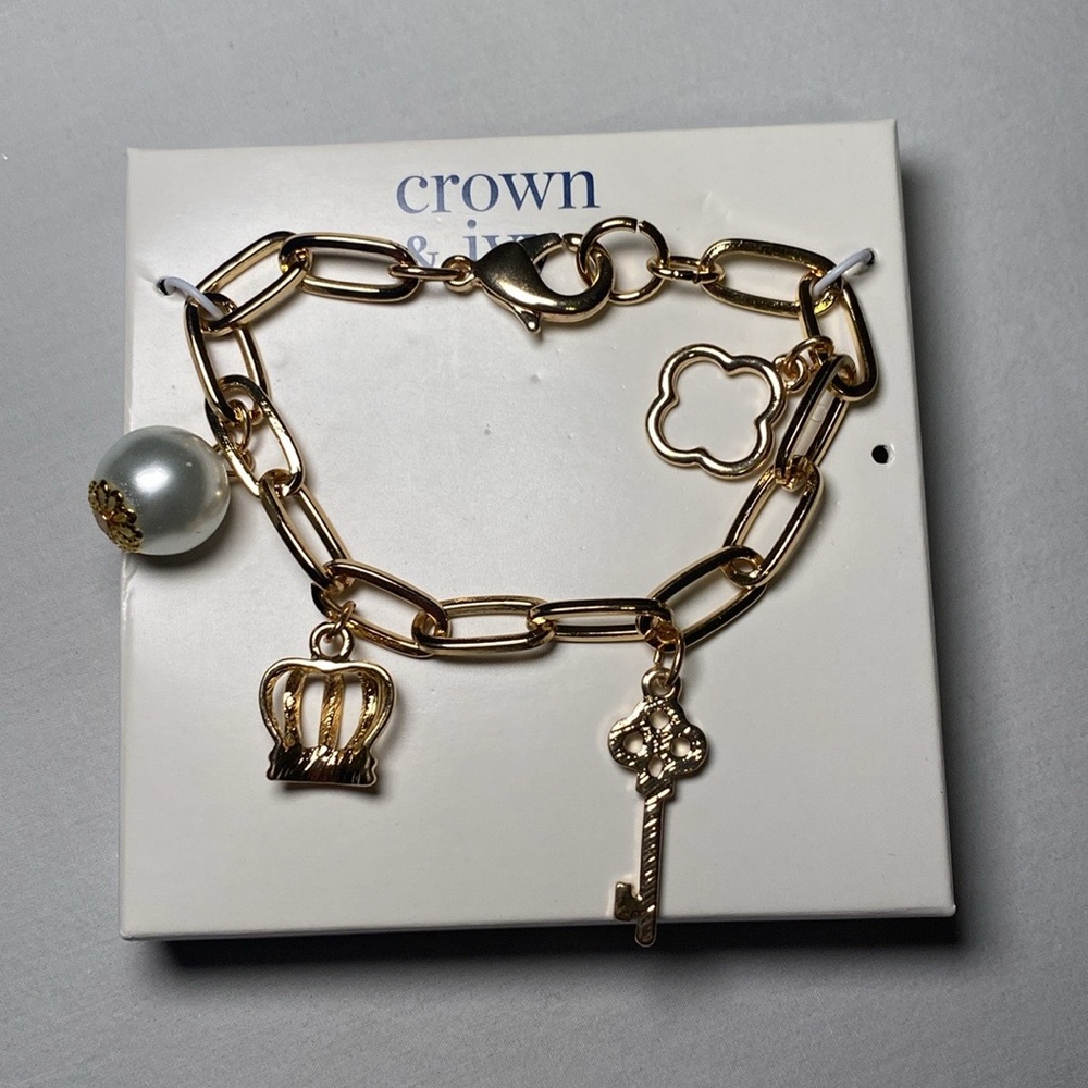 Women’s Crown & Ivy Gold Tone Charm Bracelet NWT NIB - Picture 2 of 3